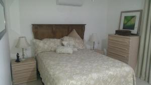 Postel nebo postele na pokoji v ubytování Apartmento con alberca a 50 mt del mar La Licha