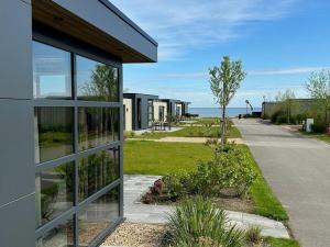 un edificio con vista sull'oceano di Sunrise with show kitchen on the IJsselmeer a Enkhuizen