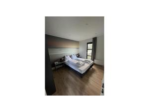 una foto di una camera da letto con un letto dentro di Sunrise with show kitchen on the IJsselmeer a Enkhuizen