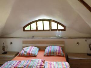 Ένα ή περισσότερα κρεβάτια σε δωμάτιο στο Fireplace room Comfortable holiday residence