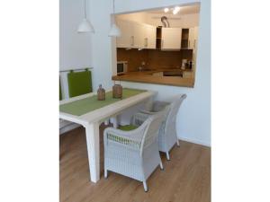 eine Küche mit einem weißen Tisch und Stühlen in der Unterkunft Bergwiese Comfortable holiday residence in Oberstaufen