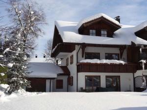 ein Haus mit Schnee drauf in der Unterkunft Bergwiese Comfortable holiday residence in Oberstaufen