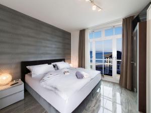 Un dormitorio con una cama grande y una ventana grande. en Beach Castle "Beach Princess", en Binz