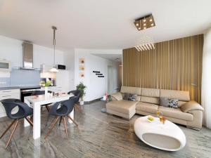 una sala de estar con un sofá y una mesa en Beach Castle "Beach Princess", en Binz 13 fotos más