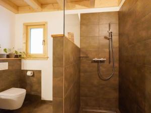 une salle de bain avec toilettes et douche dans l'établissement Heimatglück Comfortable holiday residence, à Lautenbach 21 autres photos