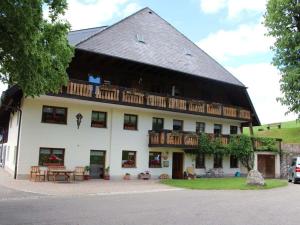 a large white building with a gambrel roof at on the Willmann farm in Erlenbach