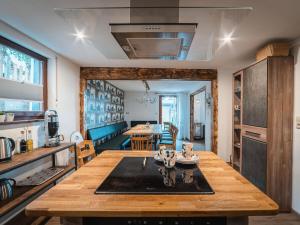 eine Küche und ein Esszimmer mit einem Holztisch in der Unterkunft Summer house Eifel Comfortable holiday residence in Monschau