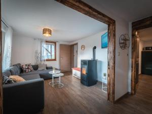 ein Wohnzimmer mit Sofa und Tisch in der Unterkunft Summer house Eifel Comfortable holiday residence in Monschau