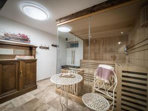 ein Zimmer mit einem Tisch und einem Stuhl in einem Zimmer in der Unterkunft Summer house Eifel Comfortable holiday residence in Monschau + 32 Fotos