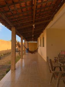 una veranda coperta con amaca su una casa di Casa Refúgio de Jatobá - Barra dos Coqueiros a Barra dos Coqueiros