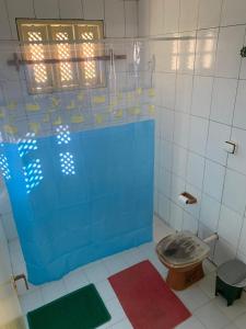bagno con servizi igienici e parete blu di Casa Refúgio de Jatobá - Barra dos Coqueiros a Barra dos Coqueiros Altre 7 foto