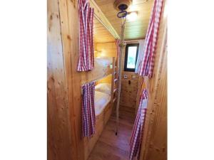 a room with a bed in a wooden cabin at Filmschip "Erbse" - buitengewoon woonboot op het land in Wiesentheid +21 photos