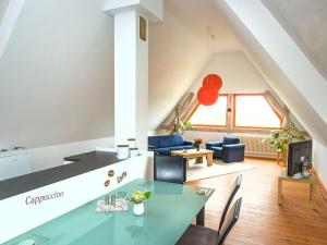 Ruang duduk di Holiday home for 16 people in Sietow