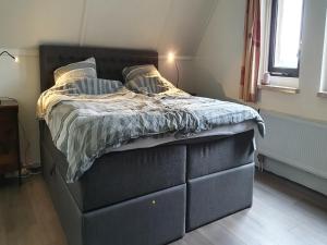 Un pat sau paturi într-o cameră la Luxury holiday home with Spa
