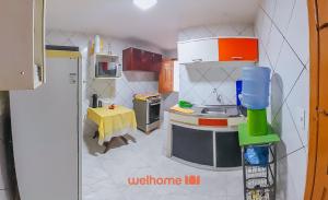 una piccola cucina con tavolo giallo in una stanza di Conforto e lazer em Ilheus perto da Praia da Perola a Ilhéus Altre 28 foto