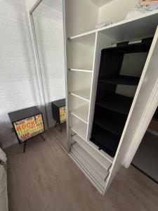 ein leerer Schrank mit einem Fernseher darin in der Unterkunft Loft Moderno Manobrista e Equipado - 2 min Shoppings in São Paulo