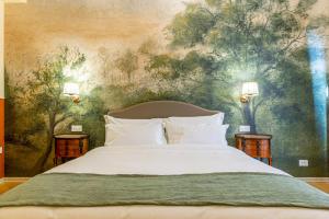 博洛尼亚Ariam Guesthouse的一间卧室配有一张带壁画的大床