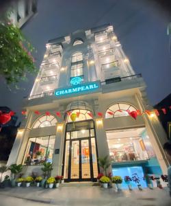 河内Charmpearl Hotel & Suites的带有招牌的建筑物店面