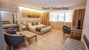 Postel nebo postele na pokoji v ubytování Kingwood Hotel Kuching