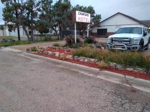 un camion parcheggiato di fronte a un cartello del motel di Crawford Motel a Springfield
