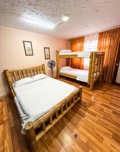 2 literas en una habitación con suelo de madera en Santiago Dc Hostal 420 weedfriendly, en Cali