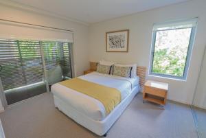 Ένα ή περισσότερα κρεβάτια σε δωμάτιο στο Waves 12 - Beachfront & Pool