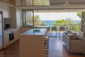 Η κουζίνα ή μικρή κουζίνα στο Waves 12 - Beachfront & Pool