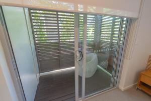 Ένα μπάνιο στο Waves 12 - Beachfront & Pool +19 φωτογραφίες