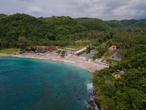 an aerial view of a resort on a beach at Simpang Inn Hostel in Nusa Penida
