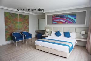 Postel nebo postele na pokoji v ubytování Kingwood Hotel Kuching