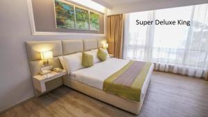 Postel nebo postele na pokoji v ubytování Kingwood Hotel Kuching