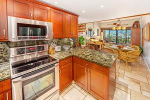 (4323) 1 Br Hanalei Bay Resort, Ocean view and Plenty of Amenities的厨房或小厨房