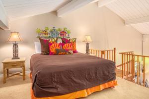 普林斯维尔(4323) 1 Br Hanalei Bay Resort, Ocean view and Plenty of Amenities的一间带一张大床和两盏灯的卧室 更多25张照片