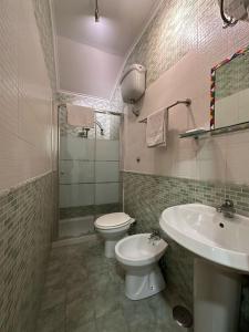 une salle de bains avec toilettes et lavabo dans l'établissement Vat' Coke House, à Naples 60 autres photos