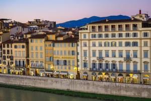 un groupe de bâtiments à côté d'une rivière dans l'établissement Ponte Vecchio View Luxury Apartment, à Florence