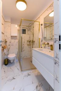 ブカレストにあるDaniela City Apartmentのシャワー、洗面台、トイレ付きのバスルーム