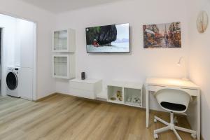 ブカレストにあるDaniela City Apartmentの白い部屋(デスク、椅子付)