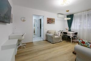 ブカレストにあるDaniela City Apartmentのソファとテーブルのあるリビングルーム +31枚の写真