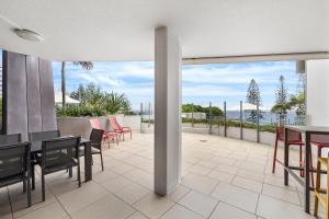 Un balcon sau o terasă la Oceans 201 luxurious beachfront apartment