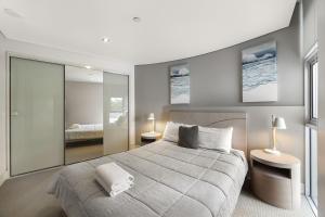 Un pat sau paturi într-o cameră la Oceans 201 luxurious beachfront apartment