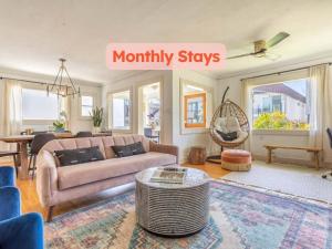 Χώρος καθιστικού στο Charming 1920s Hermosa Bungalow Steps from The Strand