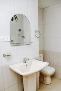 Ένα μπάνιο στο 2 Swans Apartment Eluketiya