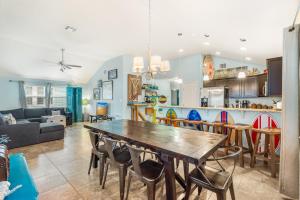Una cocina y una sala de estar con mesa y sillas. en Boogie Board Bungalow - Pet Friendly PRIVATE POOL 2, en Port Aransas