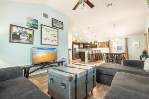 Una sala de estar con un sofá y un televisor. en Boogie Board Bungalow - Pet Friendly PRIVATE POOL 2, en Port Aransas