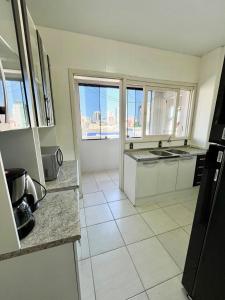 Η κουζίνα ή μικρή κουζίνα στο Duplex 3 quartos, centro, terraço e churrasqueira