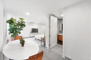 Η κουζίνα ή μικρή κουζίνα στο 149BK-101 New construction 2BR Private garden W-D