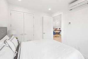 Ένα ή περισσότερα κρεβάτια σε δωμάτιο στο 149BK-101 New construction 2BR Private garden W-D +12 φωτογραφίες