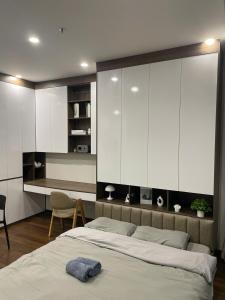 Ένα ή περισσότερα κρεβάτια σε δωμάτιο στο Mas A Masterise - Vinhome Smart City - View Thành Phố - Bàn Làm Việc - Trốn Homestay