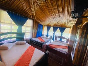 锡卡西亚Hotel Quinto的有两张床和一扇窗户的卧室