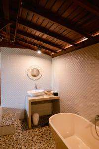 Ένα μπάνιο στο Sunrise Villa Penida +46 φωτογραφίες
